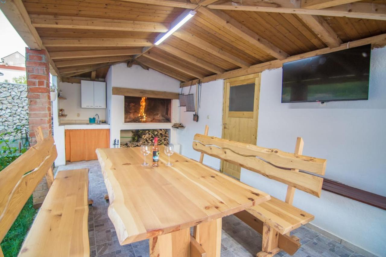 Village Holiday Apartman With Heated Pool Maslina Kostanje Eksteriør bilde