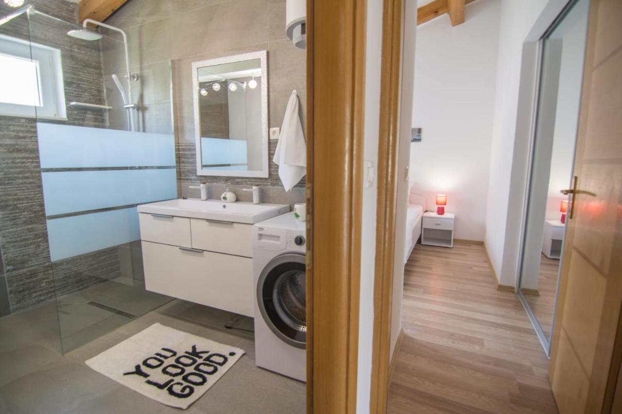 Village Holiday Apartman With Heated Pool Maslina Kostanje Eksteriør bilde