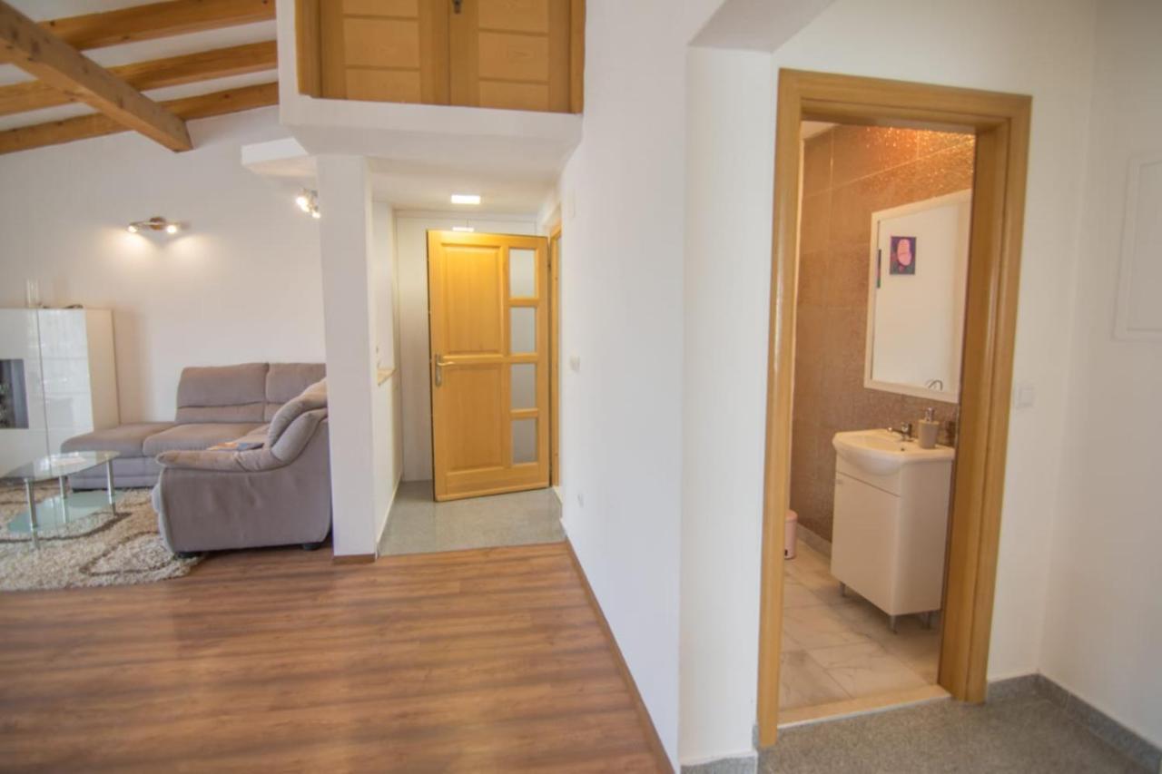 Village Holiday Apartman With Heated Pool Maslina Kostanje Eksteriør bilde