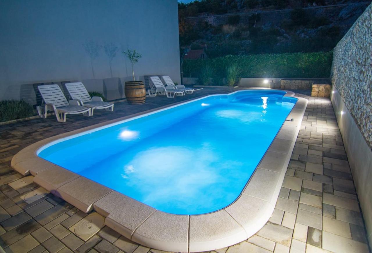Village Holiday Apartman With Heated Pool Maslina Kostanje Eksteriør bilde